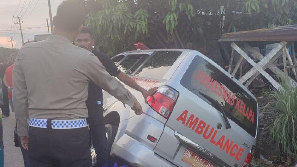 Hilang kendali, ambulans bawa orang sakit terperosok ke selokan, pasien meninggal dunia