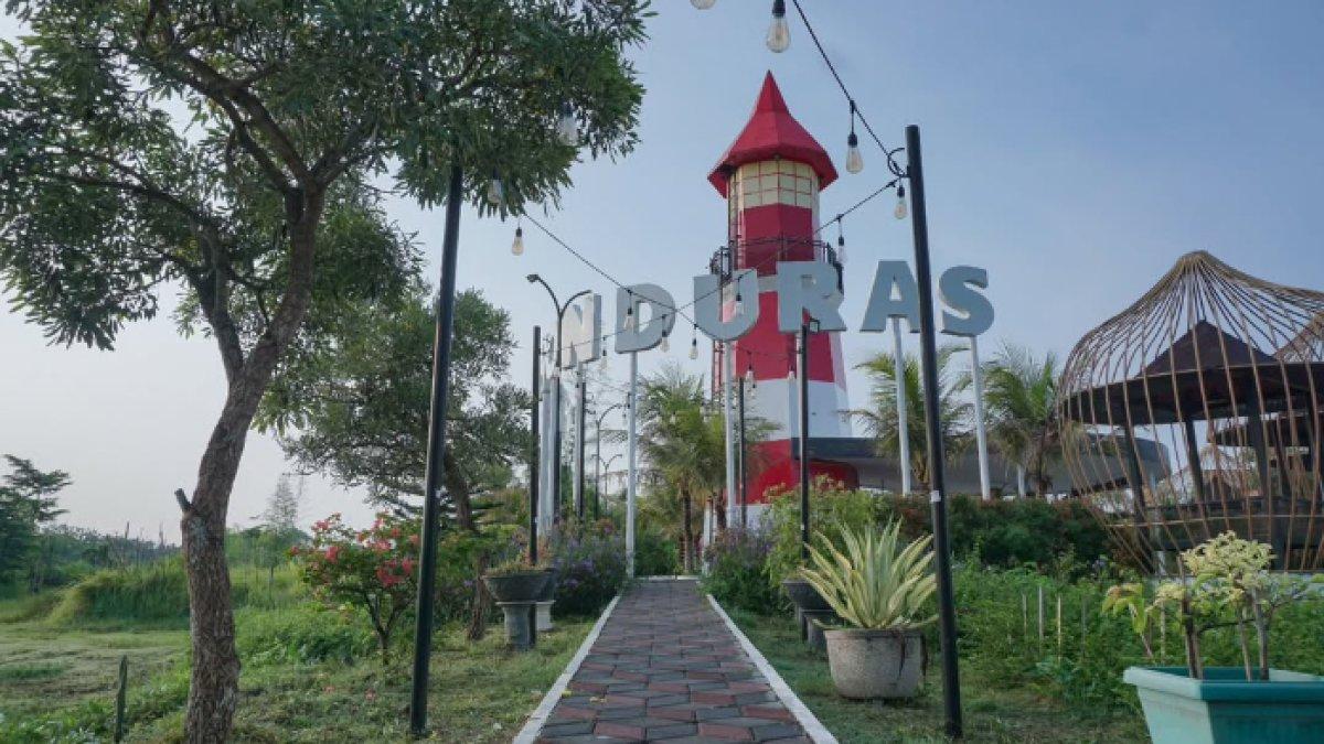 OBYEK WISATA KLATEN: Ikon utama The Honduras Klaten, yaitu menara merah-putih yang menyerupai mercusuar