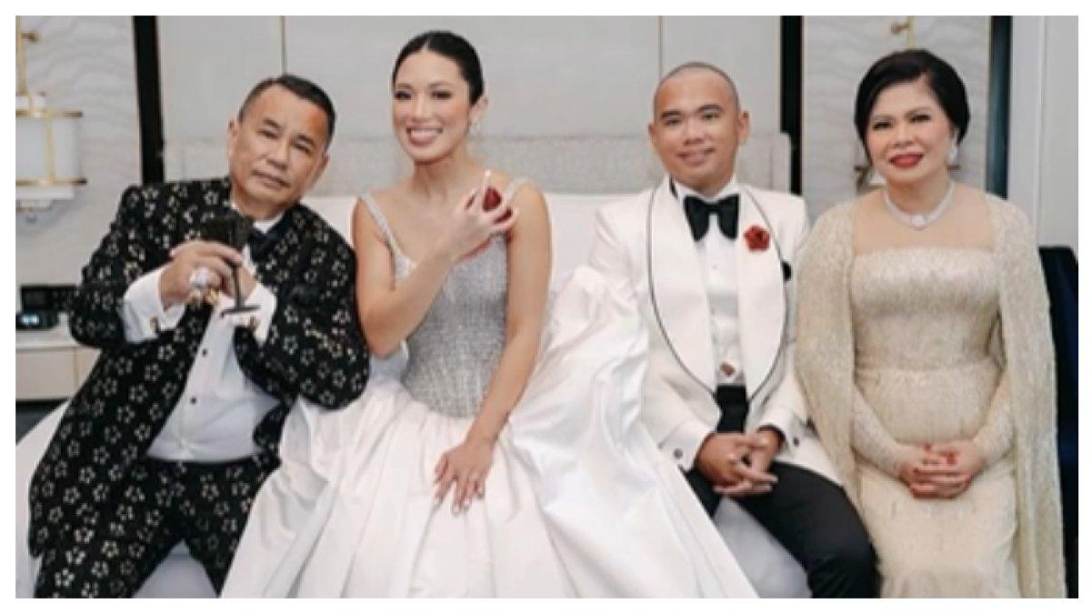 HOTMAN DAN AGUSTIANNE - Hotman Paris ajak istrinya, Agustianne, joget bersama di atas panggung pada saat nikahan anaknya, Frank Hutapea. Pengacara yang jarang ajak istri bermesraan kini menjawab rasa penasaran netizen.