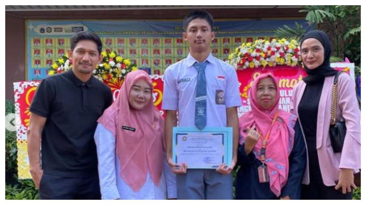 PERCERAIAN ARTIS - Ibnu Jamil tetap kompak dengan sang mantan istri, Maya Attriani, saat hadiri momen kelulusan sang anak, Dhofin Maula Jamil.