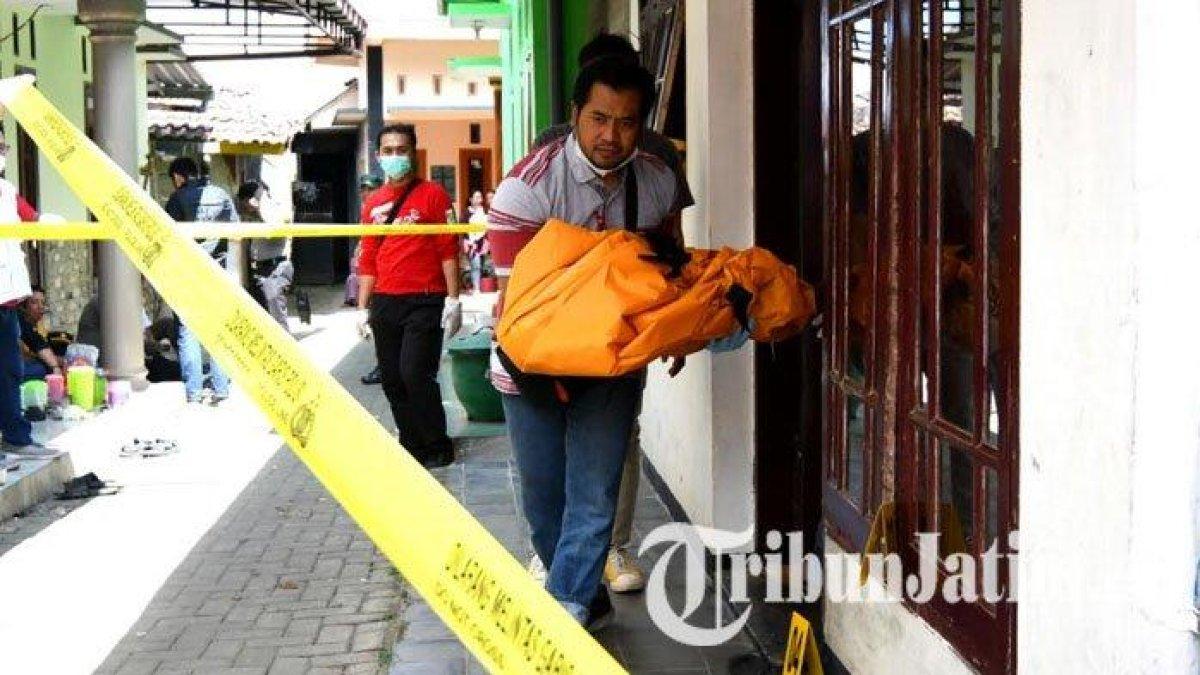 Seorang ibu dan anaknya yang masih balita ditemukan tewas di dalam rumah kontrakan di Desa Donowarih, Kecamatan Karangploso, Kabupaten Malang, Jawa Timur, Jumat (21/7/2023).