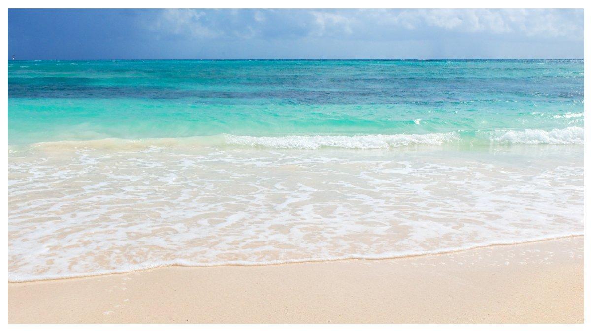 Foto ilustrasi Pantai Nyaolako dengan pasirnya yang putih dan laut yang biru