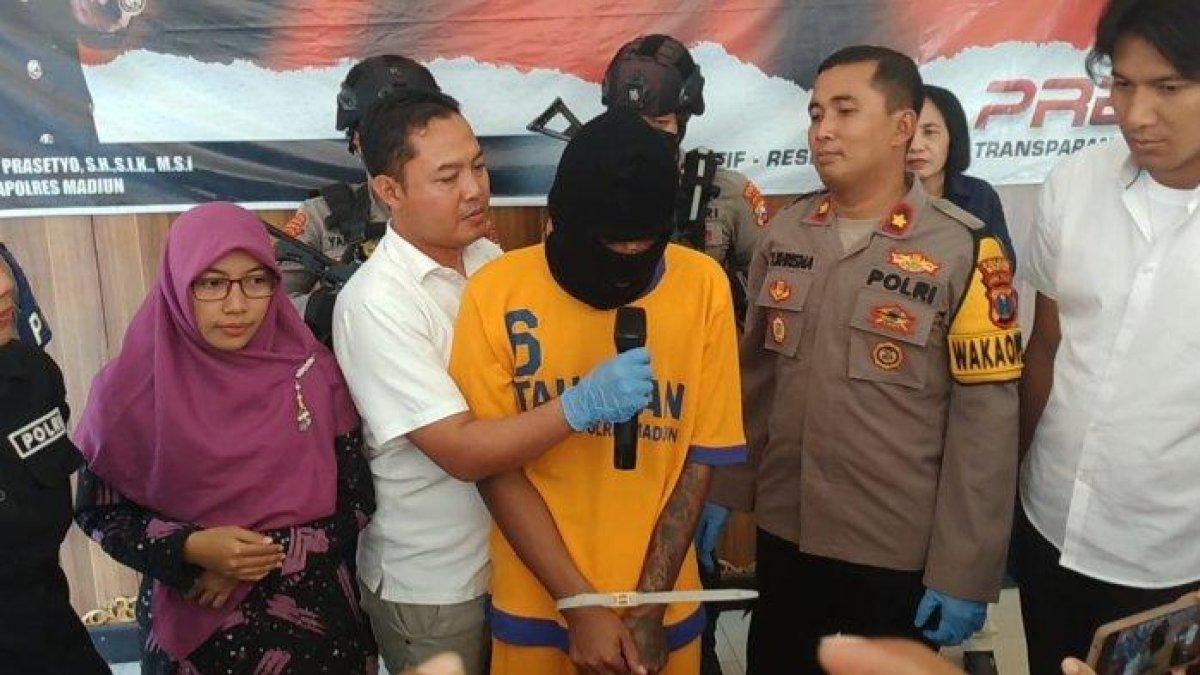 Ikbal Riskia (28), tersangka pembunuhan janda muda asal Ponorogo, Miftachul Barokah (24), ditunjukkan di depan awak media dalam konferensi pers, Mapolres Madiun, Selasa (11/7/2023)