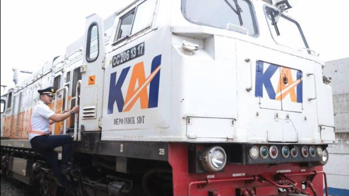 Masinis PT KAI saat hendak memeriksa kondisi lokomotif sebelum melakukan perjalanan. Rekrutmen PT KAI dibuka hingga 22 April 2024.
