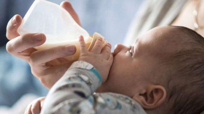 Ilustrasi bayi minum susu.