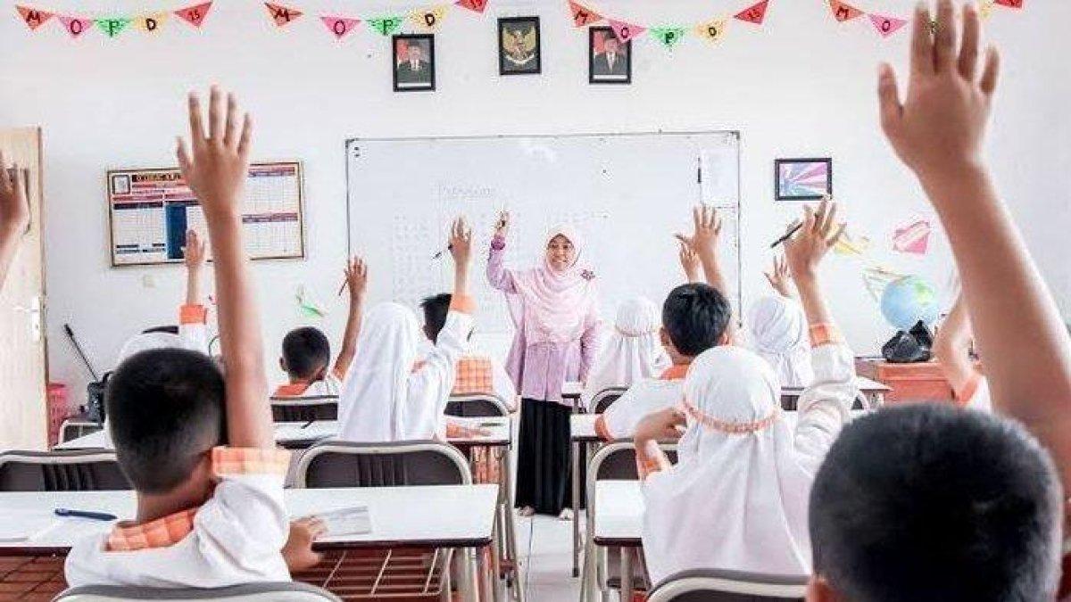 aktivitas belajar mengajar di sekolah