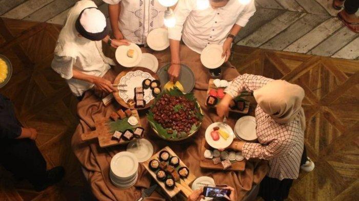 BERBUKA PUASA - Ilustrasi berbuka puasa Ramadhan Dok. Tribun Kaltim Senin (17/2/2025). Kapan jadwal libur Ramadhan 2025?