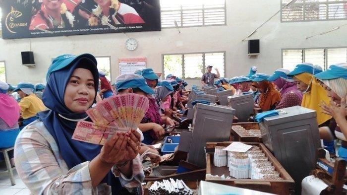 Ilustrasi THR yang diterima buruh.