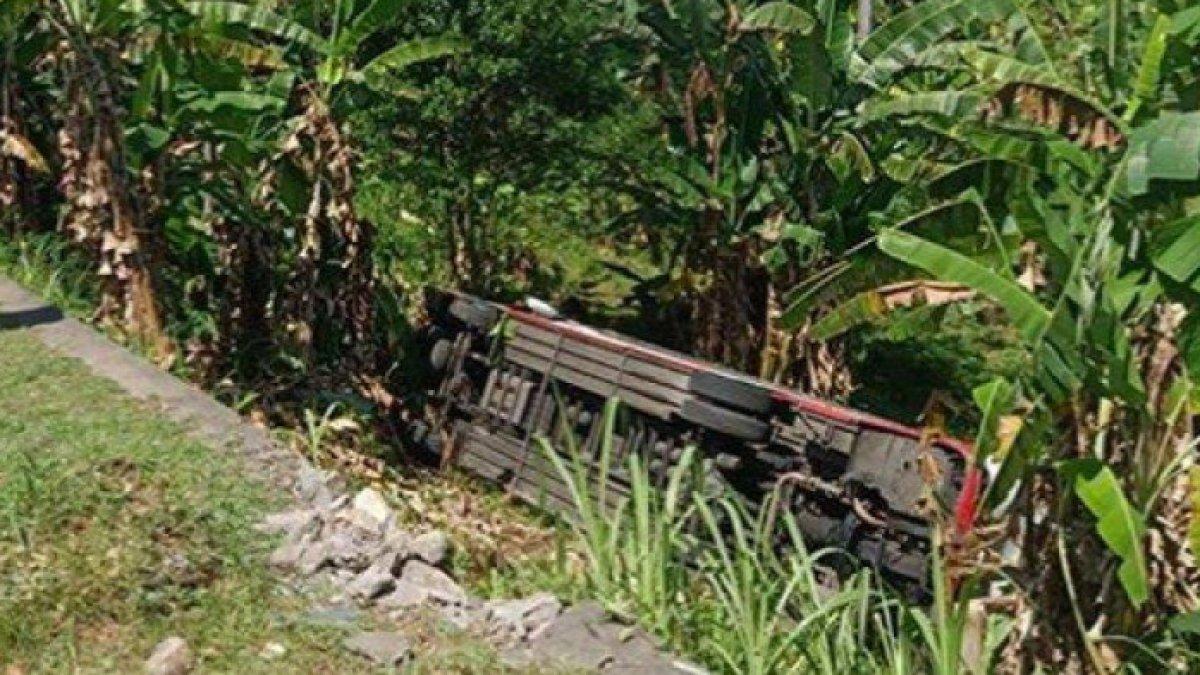 ILUSTRASI bus pengangkut rombongan terperosok ke jurang.