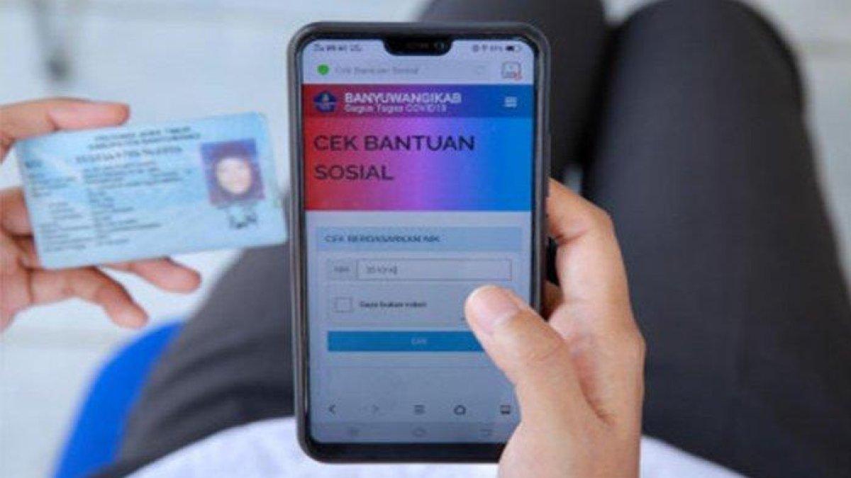 Ilustrasi cek bansos melalui aplikasi.
