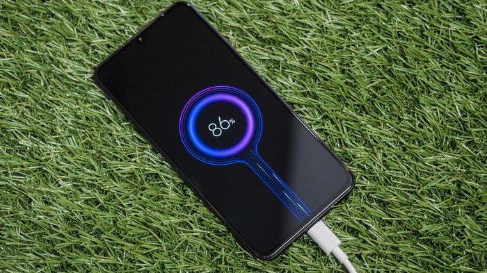 iIlustrasi charge baterai ponsel Android.