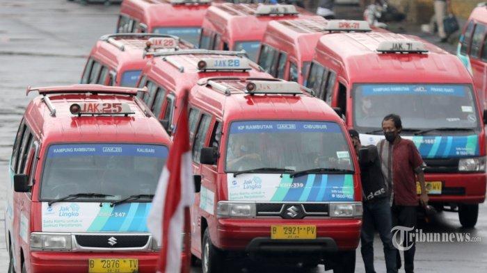 Deretan angkutan umum kota (angkot). Tarif anggkutan umum mengalami kenaikan setelah pemerintah menaikkan harga bahan bakar minyak (BBM) pada hari ini.