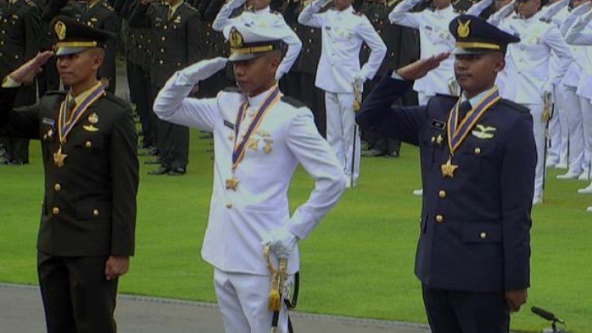 Empat peraih Adhi Makayasa tahun 2023 saat dilantik menjadi perwira TNI dan Polri di halaman Istana Merdeka, Jakarta, Rabu (26/7/2023).