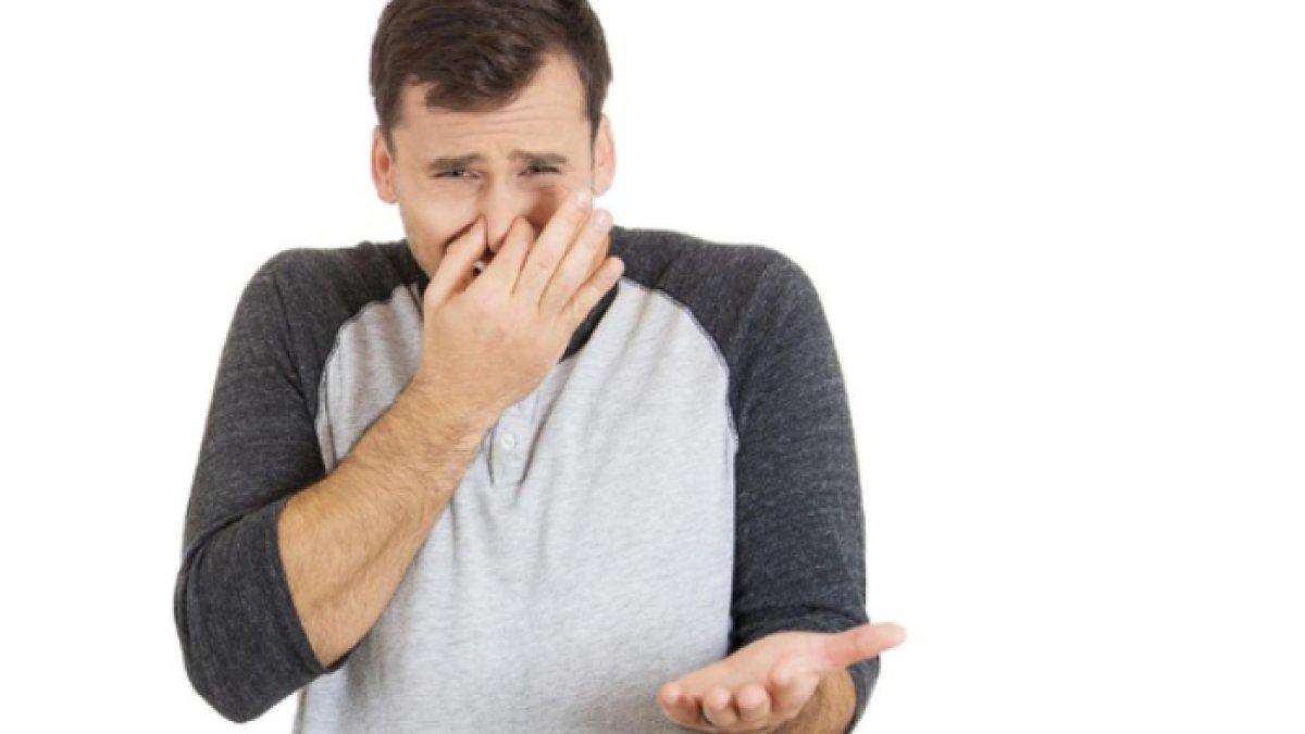 ILUSTRASI mencium bau tak sedap.