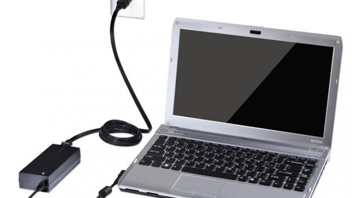 Ilustrasi menge-charge laptop