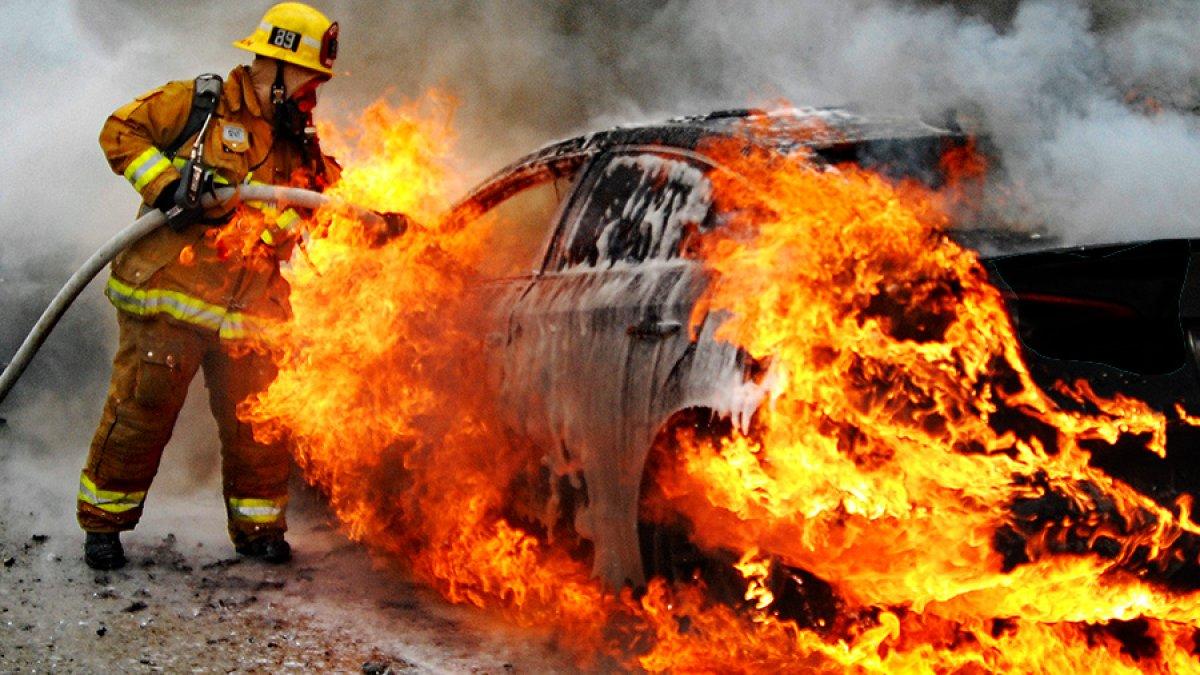 Ilustrasi mobil terbakar.
