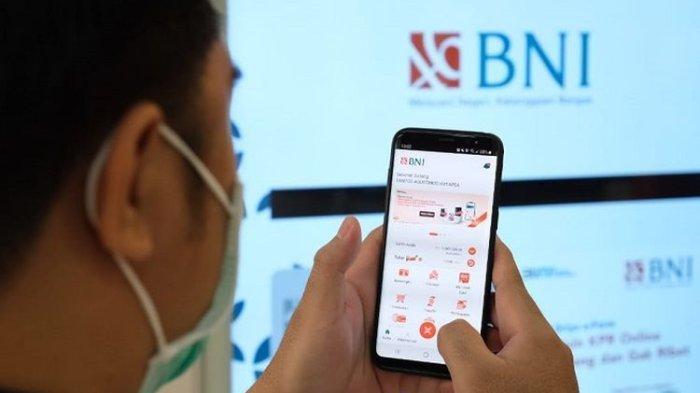 Ilustrasi nasabah saat menggunakan BNI Mobile Banking.