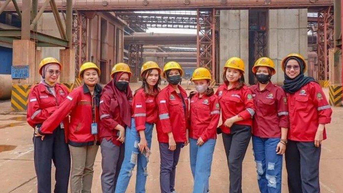 Ilustrasi pekerja wanita di perusahaan tambang.