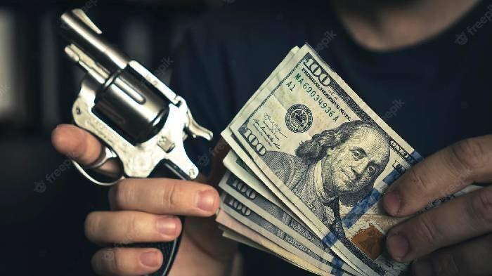 Ilustrasi pria pakai pistol palsu untuk rampok bank