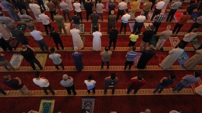 Ilustrasi salat berjamaah.