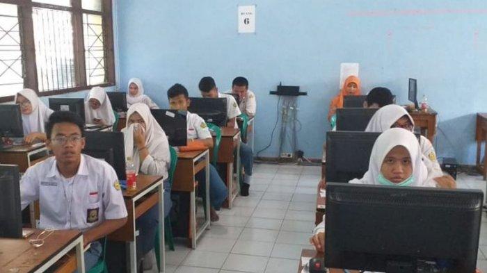 Sejumlah siswa-siswi kelas XII di SMA Negeri 3 Surabaya melaksanakan tryout untuk persiapan menjelang ujian nasional, Selasa (26/2/2019)