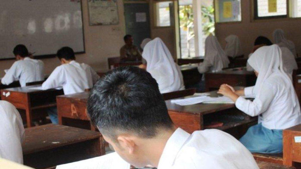 ILUSTRASI Siswa-siswi SMA/SMK/MA di kelas