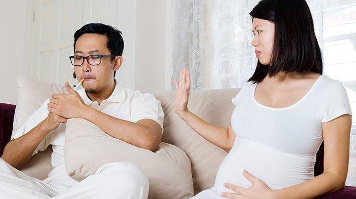 Ilustrasi suami merokok saat istri hamil, ini cara mengobati kecanduan rokok.