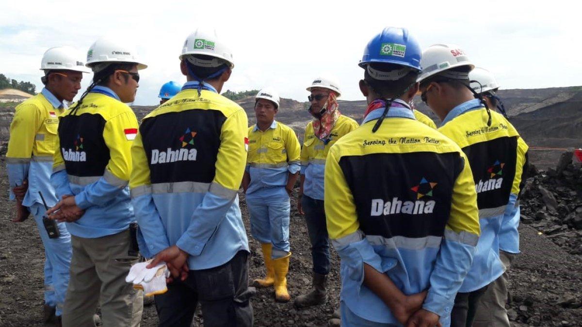 Ilustrasi suasana kerja di PT Dahana.
