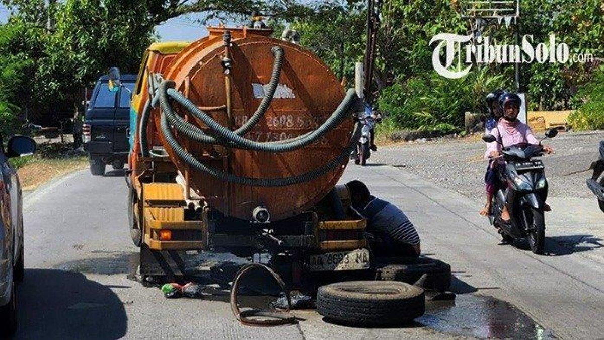 ILUSTRASI truk sedot wc pecah ban di Sukoharjo, warga protes, cairan keluar, jalan becek, aroma tak sedap muncul.