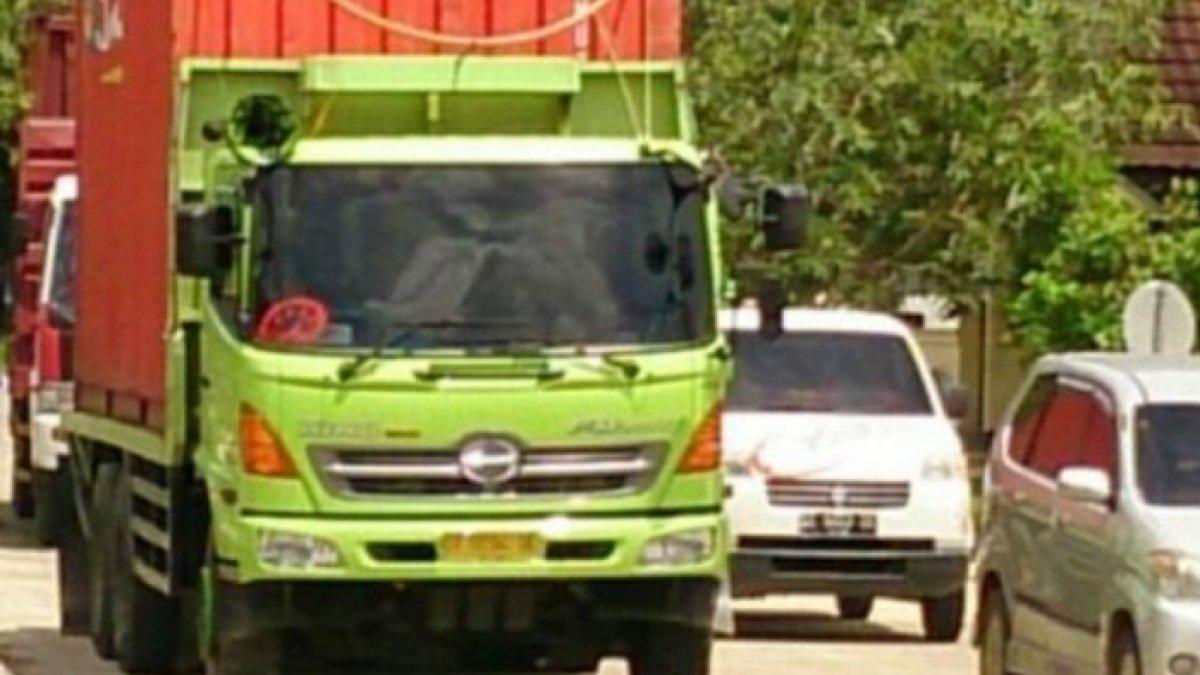 ILUSTRASI truk