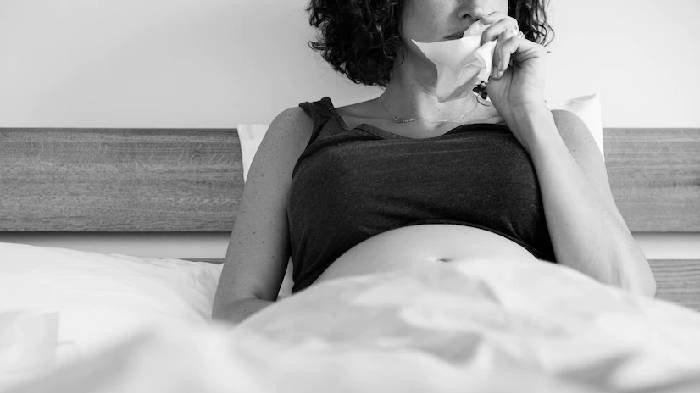 Ilustrasi wanita menangis haru