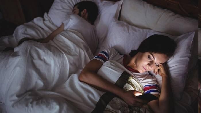 Ilustrasi wanita kepo dengan selingkuhan pacar