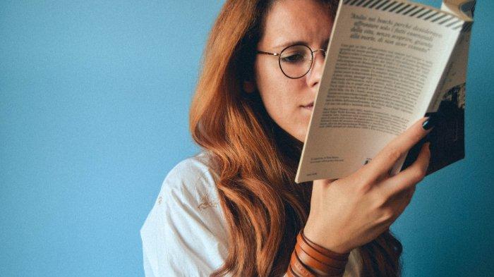 Ilustrasi wanita membaca buku