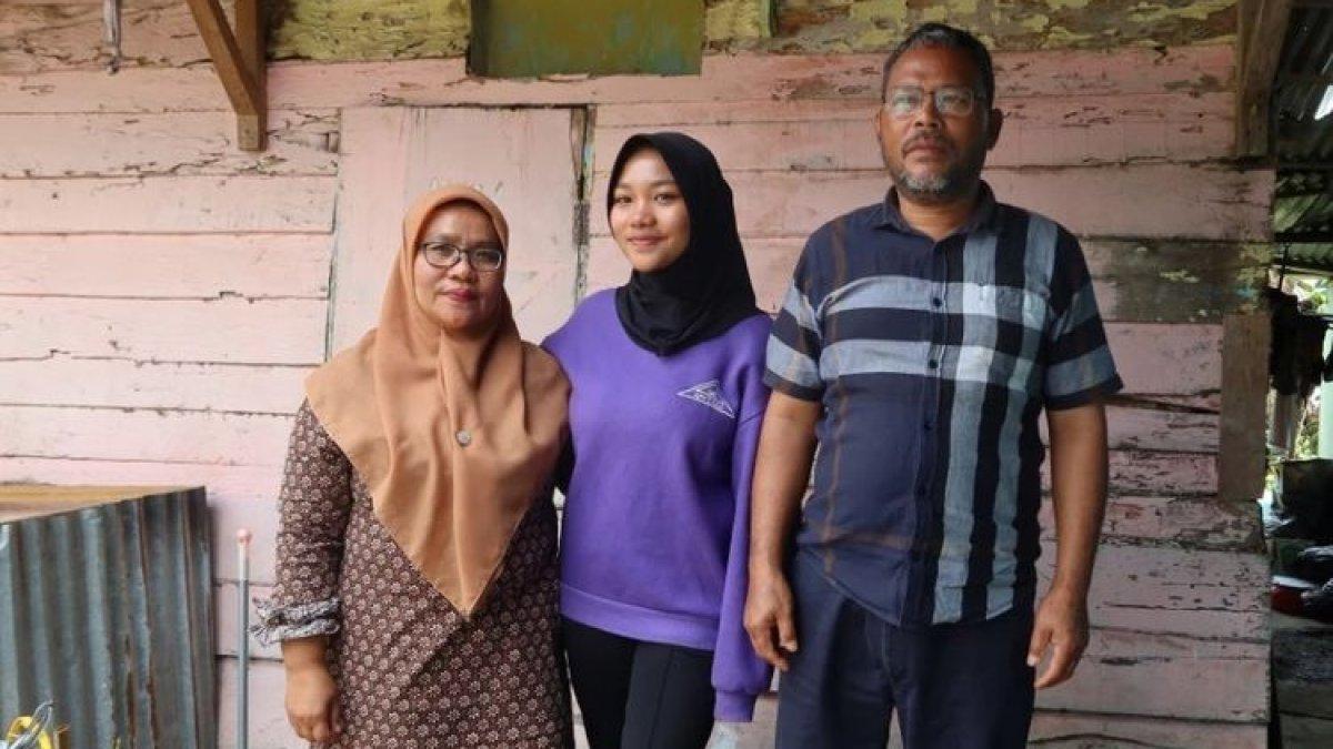 Indah Aprilia Nasution berhasil menjadi mahasiswa Universitas Gadjah Mada (UGM) lewat jalur Seleksi Nasional Berdasarkan Prestasi (SNBP) 2023 yang diumumkan pada Maret 2023.