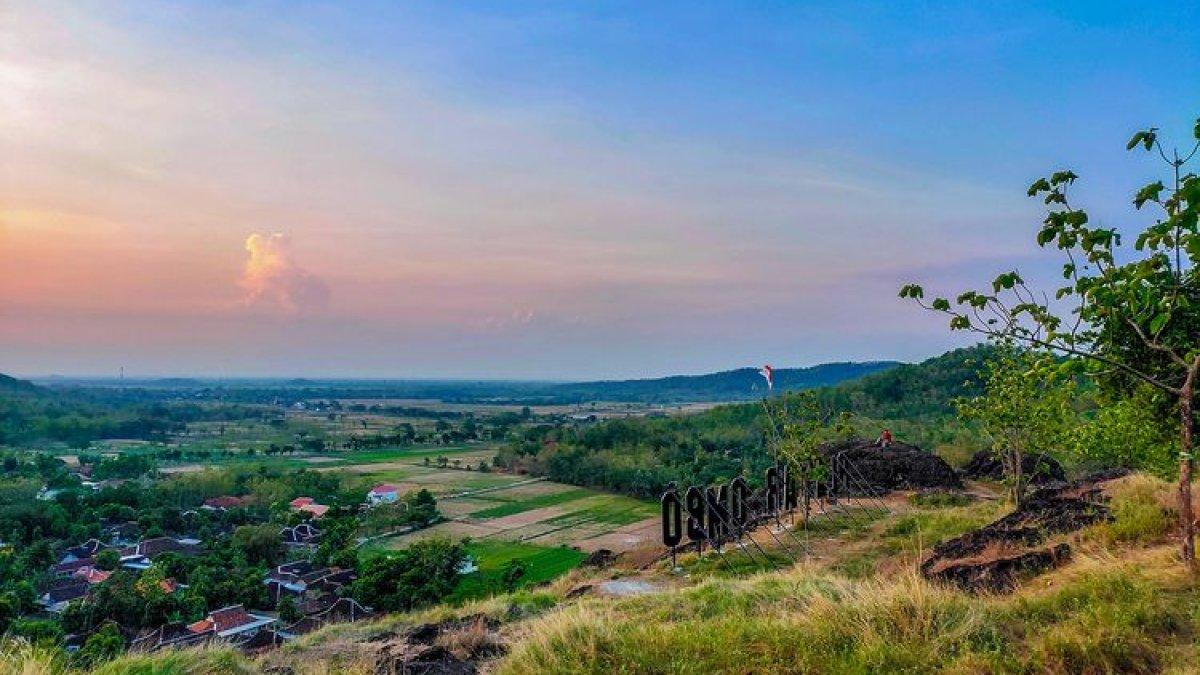 WISATA DI SUKOHARJO - Keindahan Pemandangan dari Platar Ombo Sukoharjo.