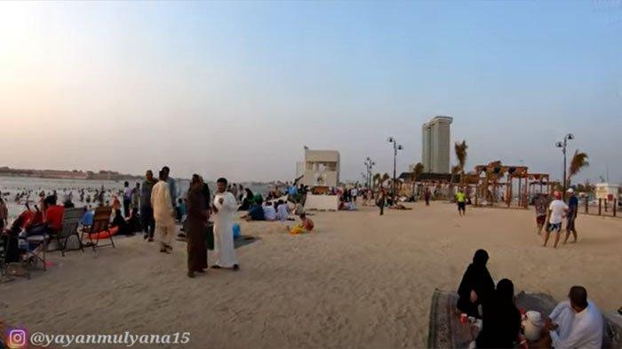 Potret pengunjung di salah satu pantai umum di Arab Saudi.