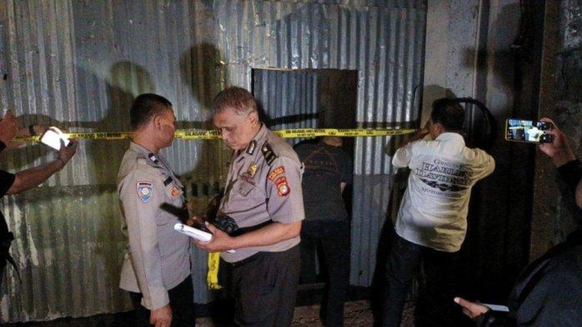Jajaran Polsek Duren Sawit saat memasang garis polisi pada proyek pembangunan perkantoran di Jalan Raden Inten II, Jakarta Timur, Senin (31/7/2023).