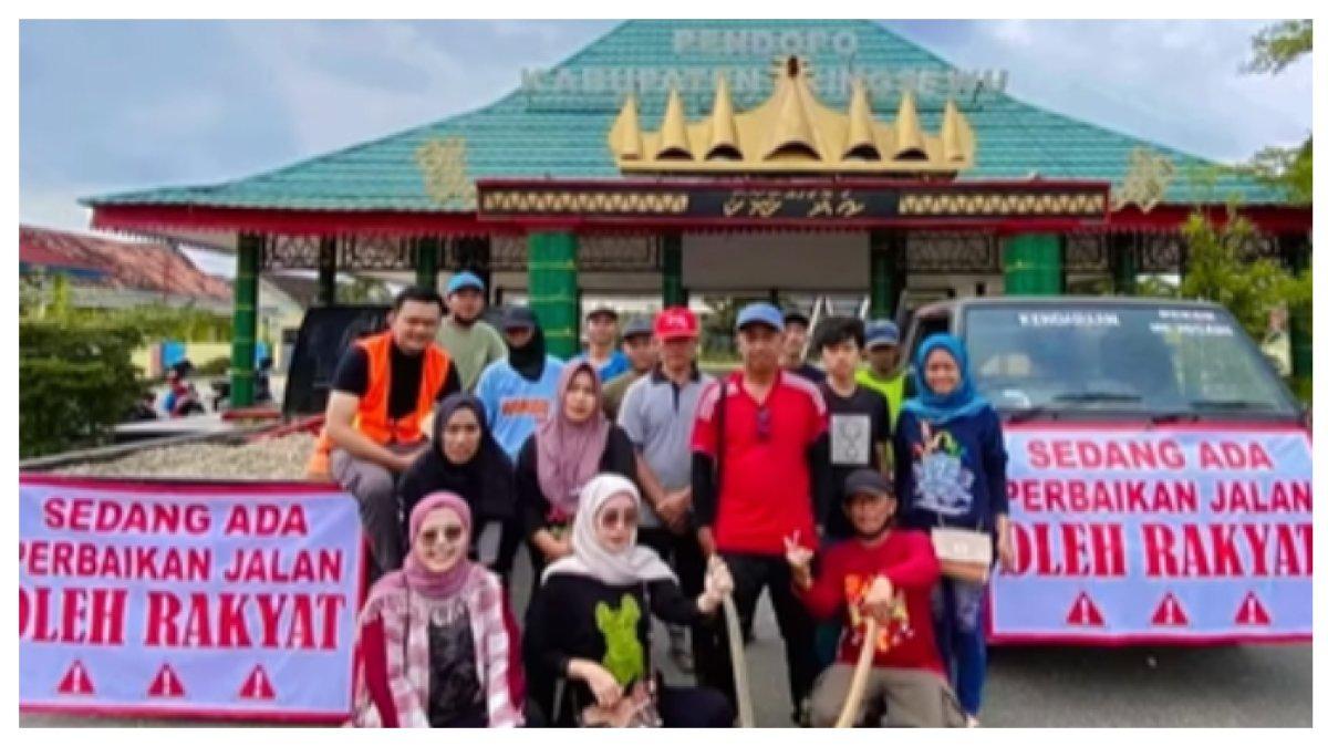 WARGA LAMPUNG GERAM - Lambatnya penanganan perihal jalan rusak dari pemerintah, akhirnya warganya tambal sendiri. Aksinya viral di media sosial, tanpa meminta bantuan dari pemerintah.