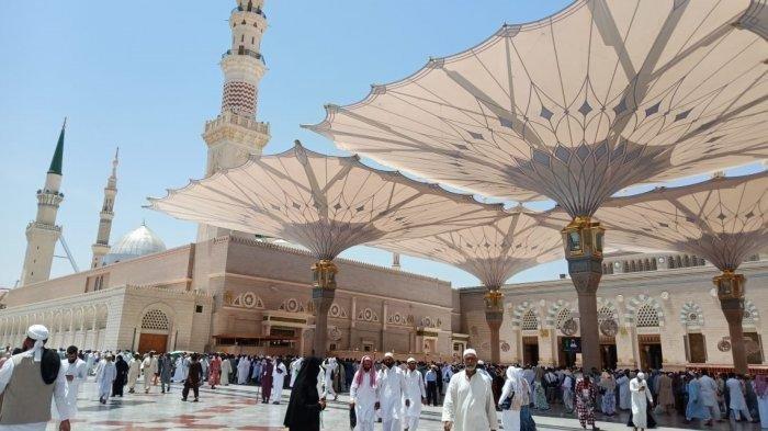 Jemaah tengah berada di lingkungan Masjid Nabawi di kota paling suci kedua dalam agama Islam di Madinah, Arab Saudi saat ibadah haji 2019.