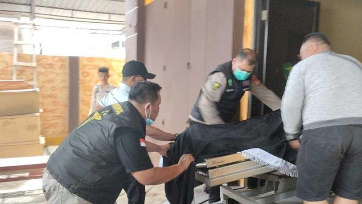 Jenazah SIswa SMP di Makassar saat Dievakusi Pihak Dokpol Polda Sulsel ke RS Bhayangkara.