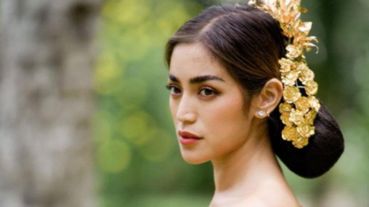 Jessica Iskandar dengan busana khas Bali.