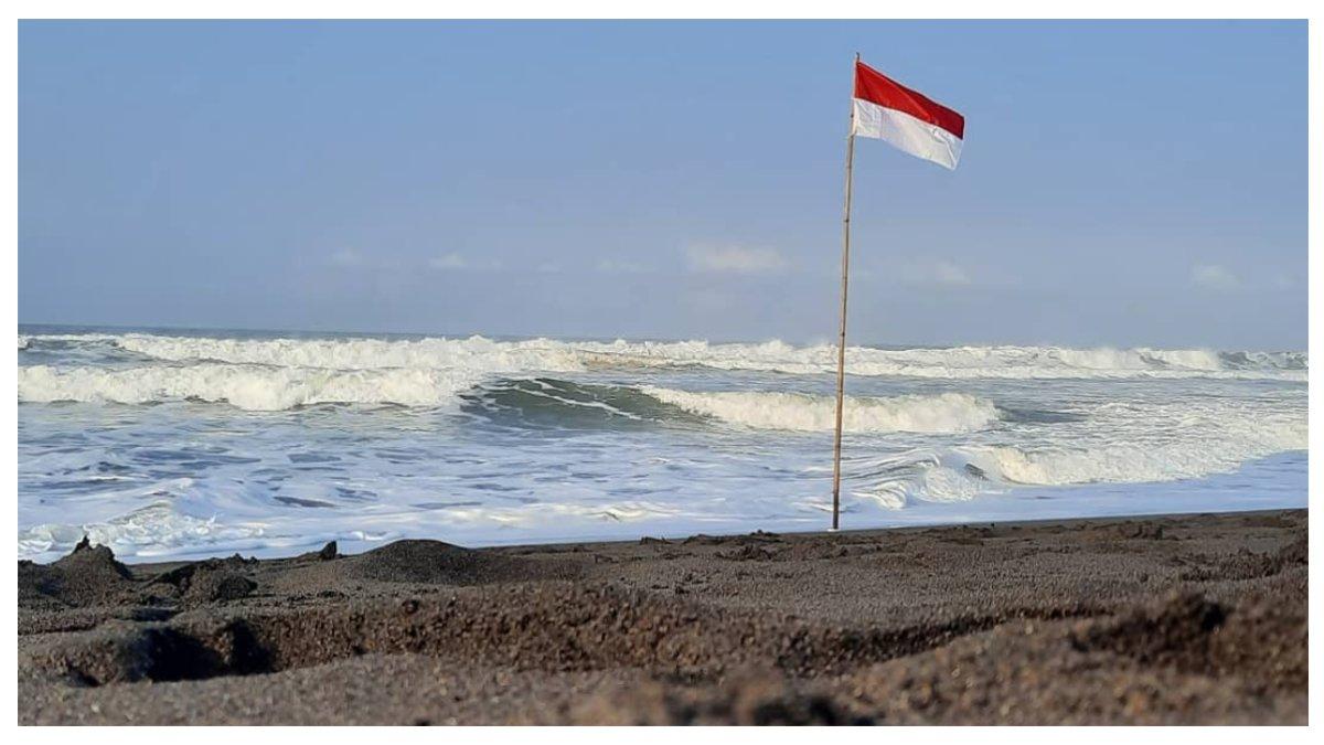 Ombak di Pantai Jetis