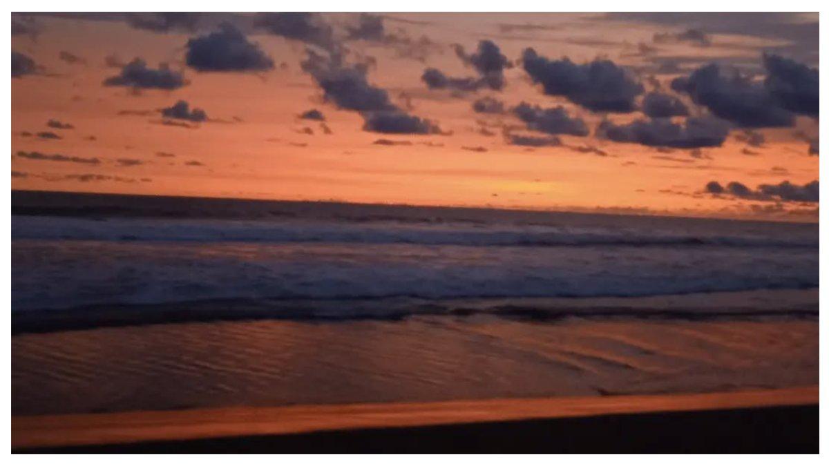Suasana sore hari di Pantai Jetis saat matahari tenggelam