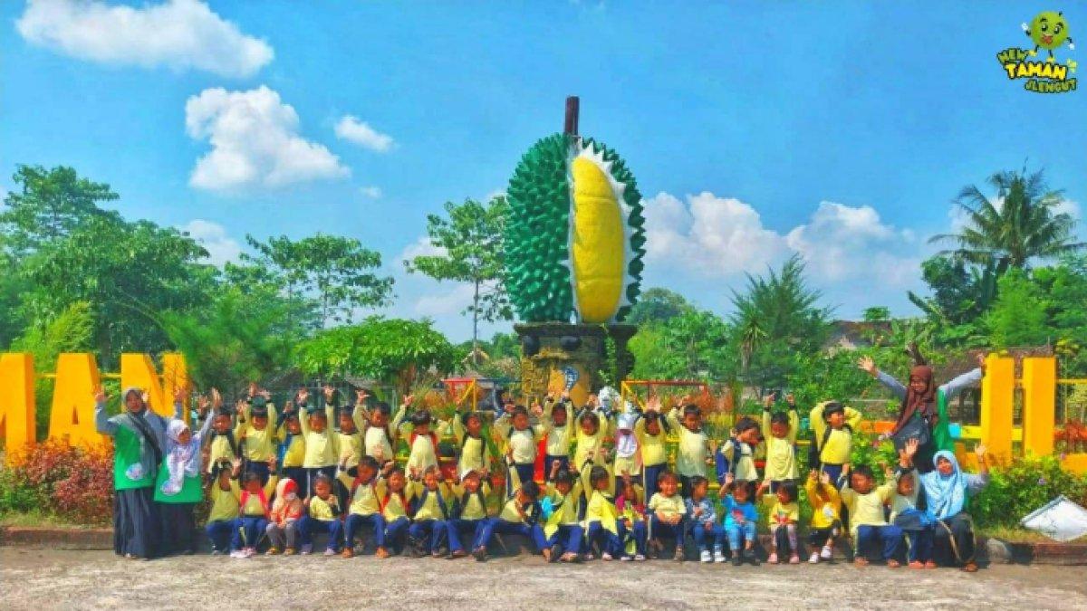 OBYEK WISATA KLATEN: Sekelompok anak-anak bersama guru atau pendamping mereka sedang melakukan kunjungan edukatif ke New Taman Jlengut Klaten