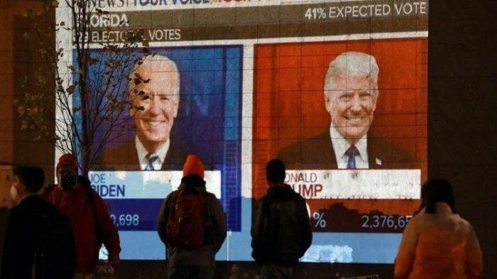 Warga Amerika Serikat menyaksikan hasil pemilihan presiden (pilpres) 2020,- Ilustrasi Pemilu 2024,- Kunci Jawaban soal 'Apakah indikator negara bisa dikatakan demokratis dengan adanya Pemilihan Umum atau Pemilu?'