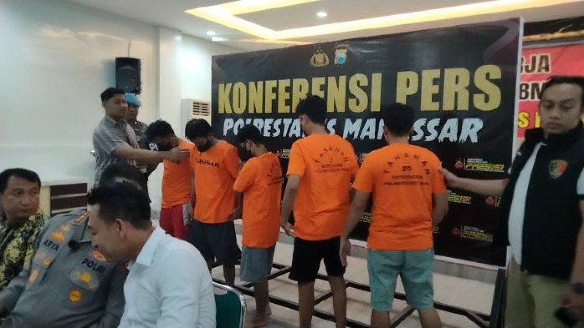 JOKI UTBK - Polrestabes Makassar merilis pengungkapan sindikat joki UTBK SBMPTN Unhas dengan menghadirkan enam pelaku di Mapolrestabes Makassar, Jl Ahmad Yani, Kecamatan Wajo, Kota Makassar, Rabu (7/5/2025).
