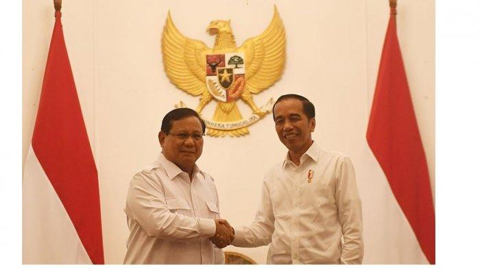 Presiden Joko Widodo (kanan) berjabat tangan dengan Ketua Umum Partai Gerindra Prabowo Subianto (kiri),- Jawaban soal 'analisislah relevansi kebijakan pemerintah dengan nawacita pemerintahan dalam mengembangkan kapasitas aparatur pemerintah!'