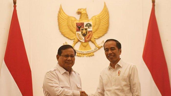 Presiden Joko Widodo (kanan) berjabat tangan dengan Ketua Umum Partai Gerindra Prabowo Subianto (kiri),- 