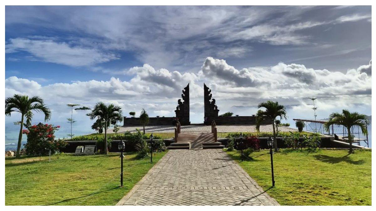 Gapura ikonik di Puncak Jowin