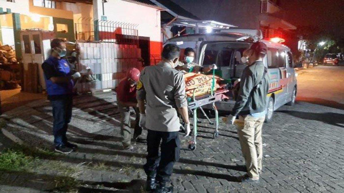 Kakek di Gresik ditemukan tewas mengenaskan, kondisi wajah dan perut bengkak.